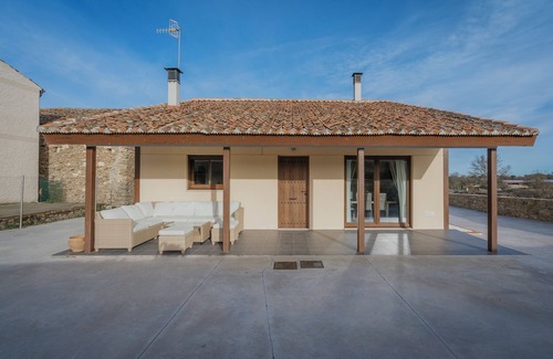 Pedraza House | Holiday Home 'La Isi' with Private Garden and Wi-Fi