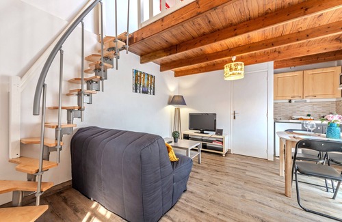 Poullaouen House | Holiday Home 'La Gitounette Proche Monts D'arrée' with Private Garden and Wi-Fi