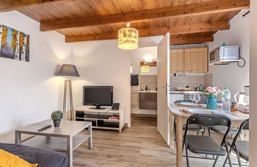 Poullaouen House | Holiday Home 'La Gitounette Proche Monts D'arrée' with Private Garden and Wi-Fi