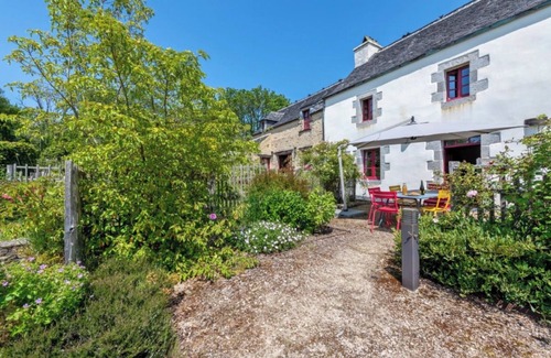Commana House | Holiday Home 'La Maison - Piscine - Spa - Jardin' with Shared Pool, Private Terrace and Wi-Fi
