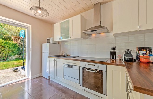 Morlaix House | Holiday Home 'La Maison De Kerscovie' with Private Terrace, Private Garden and Wi-Fi