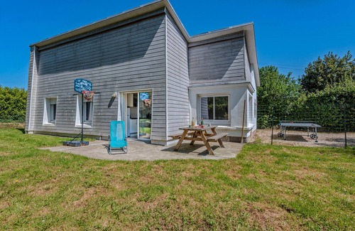 Morlaix House | Holiday Home 'La Maison De Kerscovie' with Private Terrace, Private Garden and Wi-Fi