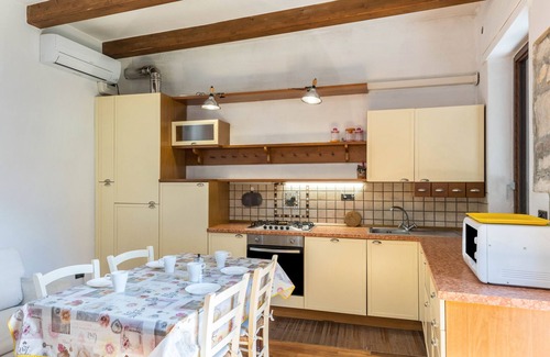 Sud-Ovest House | Holiday Home 'La Terrazza' with Private Terrace, Wi-Fi and Air Conditioning