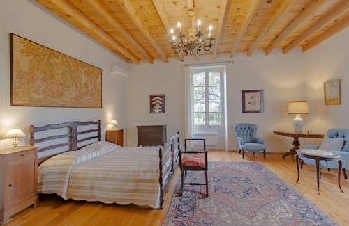 Castillonnes House | Holiday Home "Le Petit Presbytère de Pompiac" with Shared Pool & Wi-Fi