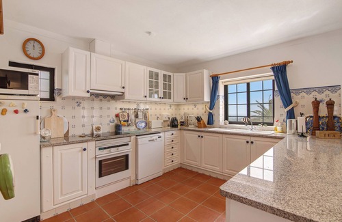 Vale Grande House | Holiday Home 'Leo' with Sea View, Wi-Fi and Air Conditioning