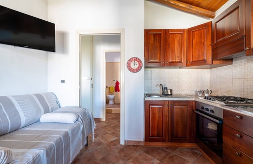 Torre di Bari House | Holiday Home 'Loredana' with Sea View, Wi-Fi and Air Conditioning