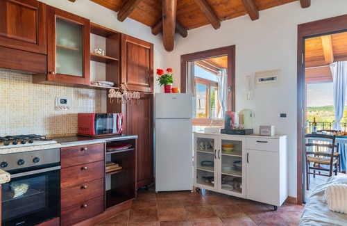 Torre di Bari House | Holiday Home 'Loredana' with Sea View, Wi-Fi and Air Conditioning