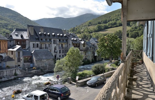 Arreau House | Holiday Home 'Maison De Caractère Vue Sur Neste' with Mountain View and Balcony