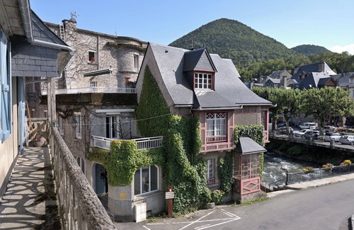 Arreau House | Holiday Home 'Maison De Caractère Vue Sur Neste' with Mountain View and Balcony
