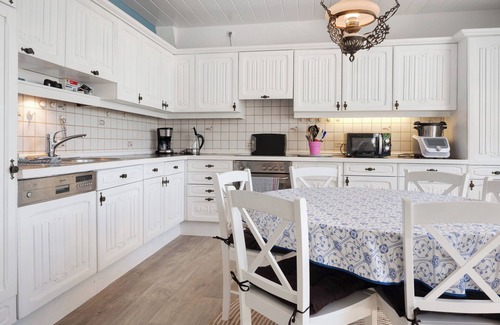 Krummhoern House | Holiday Home 'Marilene - Familienfreundlich' with Private Terrace, Wi-Fi and Air Conditioning