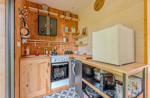 Saint-Rivoal House | Holiday Home 'Mini-maison Bois' with Private Terrace and Private Garden
