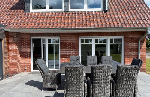 Neuenburg House | Holiday Home 'Neeborg' with Private Terrace, Private Garden and Wi-Fi