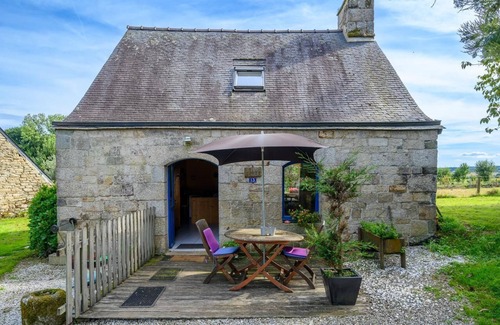 Cleguerec House | Holiday Home 'Petite Maison Dans La Prairie' with Private Terrace and Private Garden
