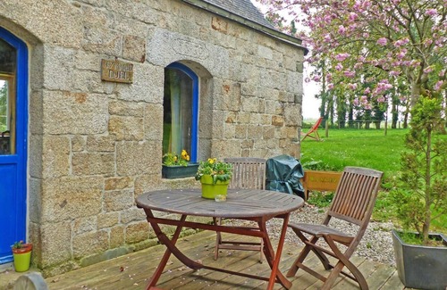 Cleguerec House | Holiday Home 'Petite Maison Dans La Prairie' with Private Terrace and Private Garden
