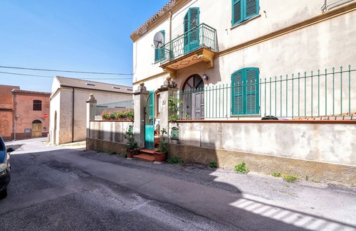 Osilo House | Holiday Home 'Residenza Ica' with Private Terrace and Balcony
