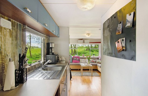 Detern House | Holiday Home 'Süßes Häuschen Am See' with Private Terrace and Private Garden