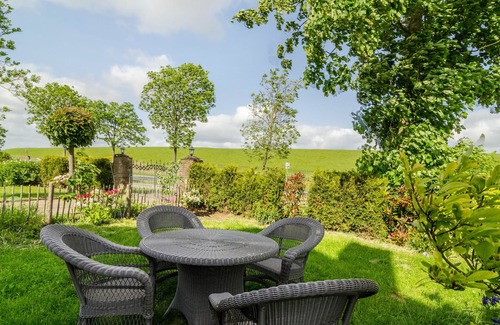 Jemgum House | Holiday Home 'Soltborg' with Private Terrace and Wi-Fi