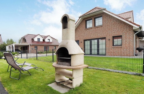 Geeste House | Holiday Home "Speicherhäuschen Maren" with Private Terrace & Wi-Fi