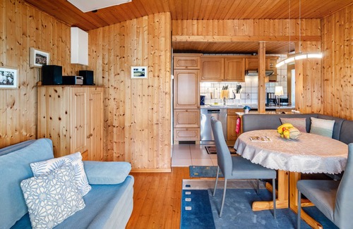 Helmarshausen House | Holiday Home 'Steinbrecher' with Mountain View, Private Terrace and Wi-Fi