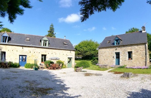 Ploerdut House | Holiday Home 'Topaze - Gîtes De Kerlividic' with Shared Pool, Shared Garden and Wi-Fi