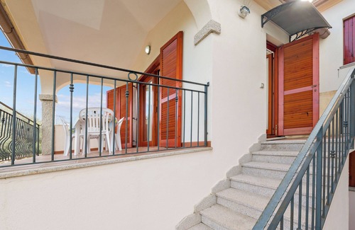 Schifoni House | Holiday Home 'Trilocale Con Vista Tavolara' with Mountain View, Private Terrace and Air Conditioning