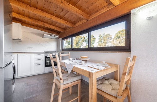 Torre degli Ulivi House | Holiday Home 'Villa Eleonora Residence App To 3' with Shared Pool, Wi-Fi