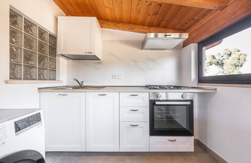 Torre degli Ulivi House | Holiday Home 'Villa Eleonora Residence App To 3' with Shared Pool, Wi-Fi