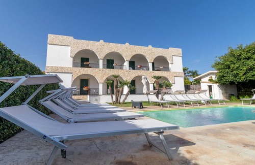 Cava dʼAliga House | Holiday Home "Villa Archi - Private Pool" with Sea View & Wi-Fi