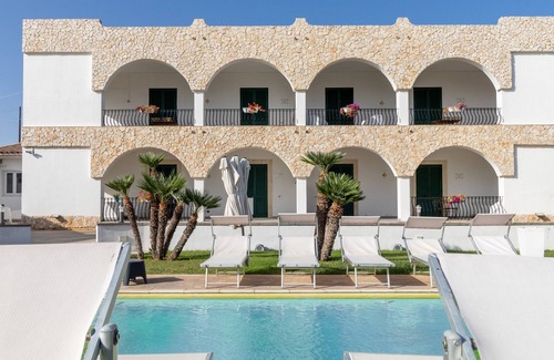 Cava dʼAliga House | Holiday Home "Villa Archi - Private Pool" with Sea View & Wi-Fi