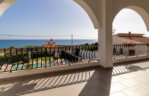 Cava dʼAliga House | Holiday Home "Villa Archi - Private Pool" with Sea View & Wi-Fi
