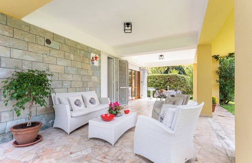 Marina di Pietrasanta House | Holiday Home "Villa Le Maree di Tonfano" with Garden, Terrace & Wi-Fi