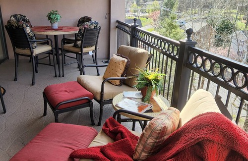 Gatlinburg Condo | HOLIDAY HOME WELCOME!nLUX CONDO . nMOUNTAIN VIEWS & STREAM BELOW! FIREPLACE! n
