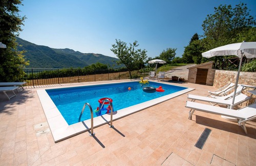 Cagli House | Holiday home with swimming pool for large families
