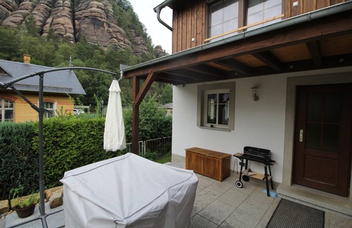 Oybin House | Holiday house "Gebirgshäusl Oybin" Zittau Mountains/Upper Lusatia + fireplace + surrounding area