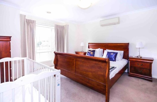 Manor Lakes House | Holiday House in Lanor Lake