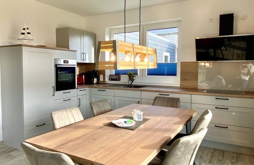 Barssel House | Holiday house Panoramadeck on Lake Harkebrügger See with sauna and fireplace