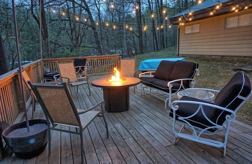 Eddyville House | Holiday House (Sleeps 1-12) - Offer a 4-bedroom, 2-bath unit with 1 queen, 3 full, 4 twin beds, and a pull-out sofa.