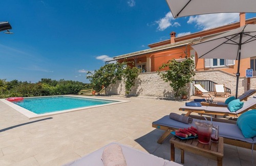 Tinjan House | Holiday House Tana with Private Pool and garden