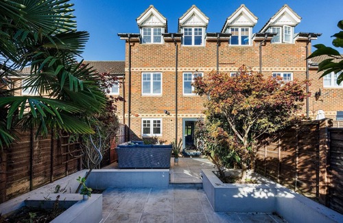 Brunel House | Holiday house Uxbridge for 1 - 9 persons with 4 bedrooms - Row house