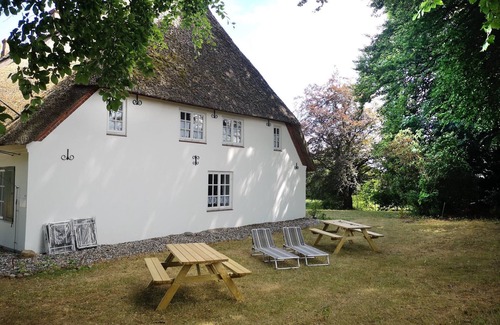 Norderbrarup Apartment | Holiday in historic thatched-roof estate from 1750