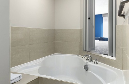 Brockville Hotel | Holiday Inn Express Hotel & Suites Brockville by IHG