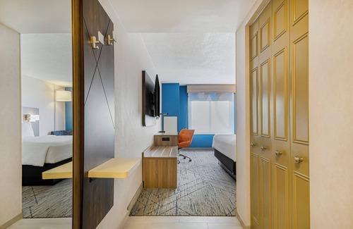 Cheektowaga Hotel | Holiday Inn Express Hotel & Suites Buffalo-Airport by IHG