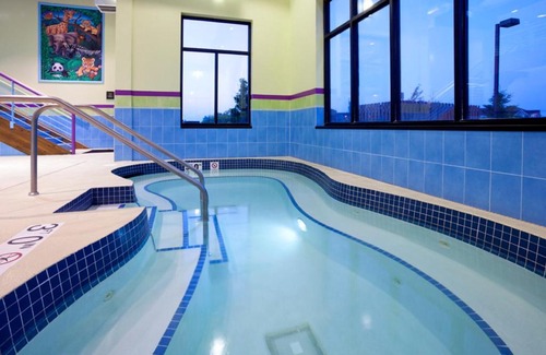 Rogers Hotel | Holiday Inn Express Hotel & Suites Rogers by IHG