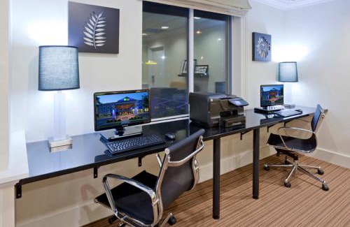 Rogers Hotel | Holiday Inn Express Hotel & Suites Rogers by IHG