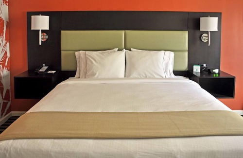 Plainsboro Hotel | Holiday Inn Express Princeton Southeast by IHG
