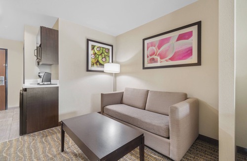 Tomball Hotel | Holiday Inn Express & Suites Houston NW - Tomball Area by IHG
