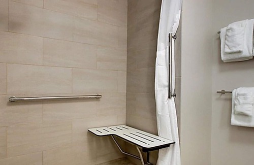 Elizabethtown Hotel | Holiday Inn Express and Suites-Elizabethtown North by IHG