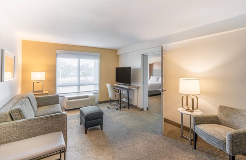 Orange Park Hotel | Holiday Inn Hotel & Suites Orange Park by IHG