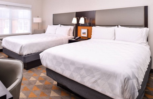 Addison Hotel | Holiday Inn & Suites Dallas-Addison by IHG