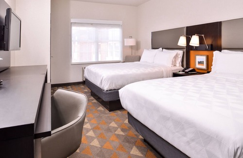 Addison Hotel | Holiday Inn & Suites Dallas-Addison by IHG